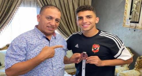 وفاة والد أحمد نبيل كوكا.. والأهلي يتقدم بالتعازي للاعبه
